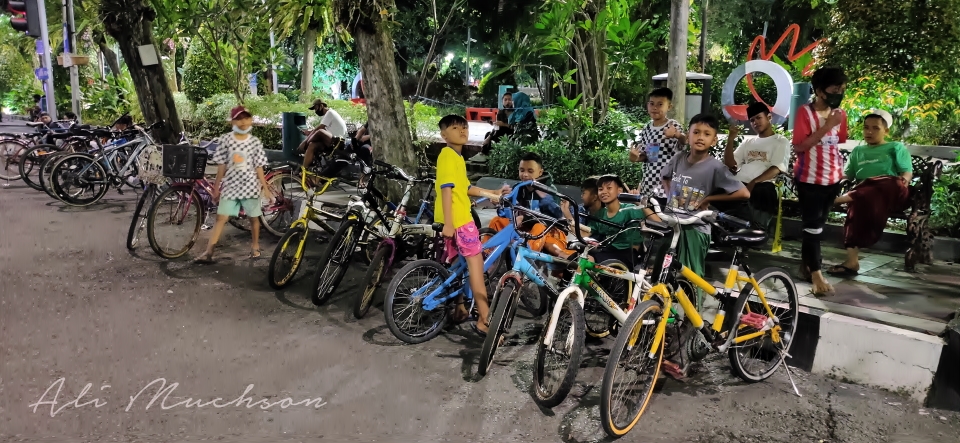 Bersepeda Malam Hari Tawarkan Keseruan, Perlu Kewaspadaan