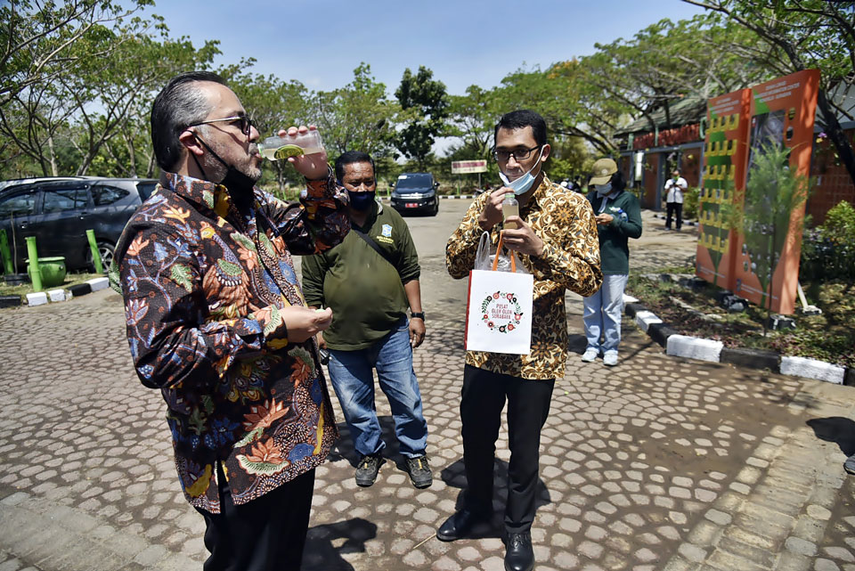 Delegasi World Habitat Day 2020 mencicipi minuman olahan dari tanaman Mangrove Wonorejo Surabaya