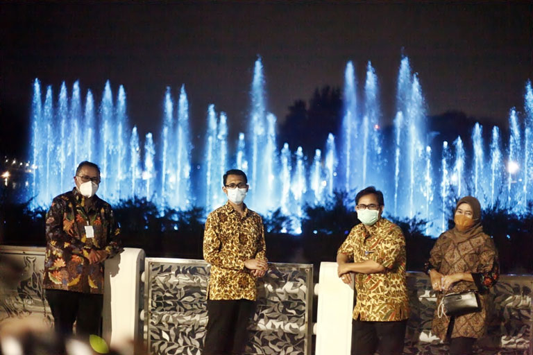 Delegasi World Habitat Day 2020 nikmati suasana malam sembari tonton pertunjukan air mancur menari di Jembatan Suroboyo Indonesia