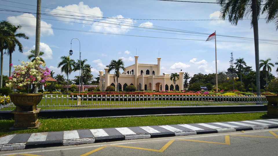 Istana Siak Sri Indrapura di Jl. Sultan Syarif Kasim, Kabupaten Siak