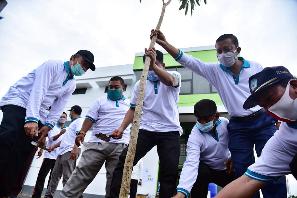 Peringatan Hari Guru Nasional 2020 di Surabaya - Penanaman pohon di SMPN 60