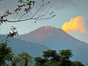 Nikmati Akhir Pekan di Lembah Gunung Welirang, ”Ngadem” di Villa Berusia 43 Tahun