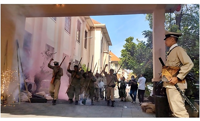 Roodebrug Soerabaia Pentaskan Teatrikal “Proklamasi Republik Indonesia” di Gedung SMAK St. Louis 1 Surabaya