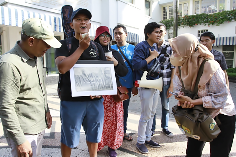 Meski Seorang Tunanetra, Danny Dwi Hartanto Lancar Pandu Acara “Surabaya Walking Tour”