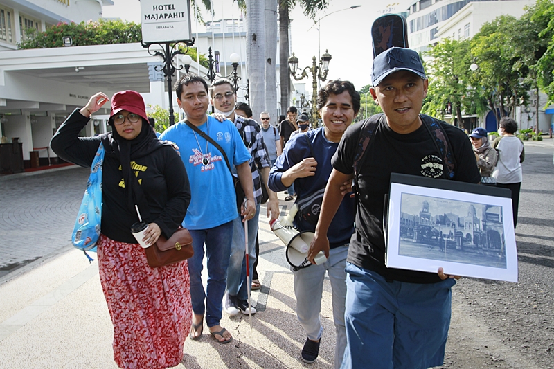 Meski Seorang Tunanetra, Danny Dwi Hartanto Lancar Pandu Acara “Surabaya Walking Tour”