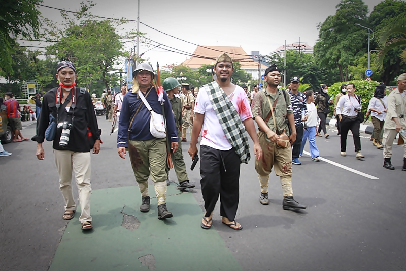 Parade Surabaya Juang 2022 : Teatrikal Pertempuran Benteng Kedung Cowek oleh Roodebrug Soerabaia sebagai “Gong” Pembuka Acara
