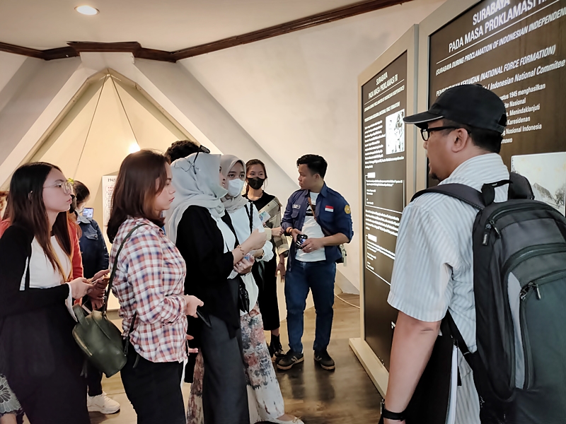Roode Brug Soerabaia Dampingi Mahasiswa PMM 2 Fakultas Hukum UPN Jatim Belajar Sejarah dan Kearifan Lokal Surabaya