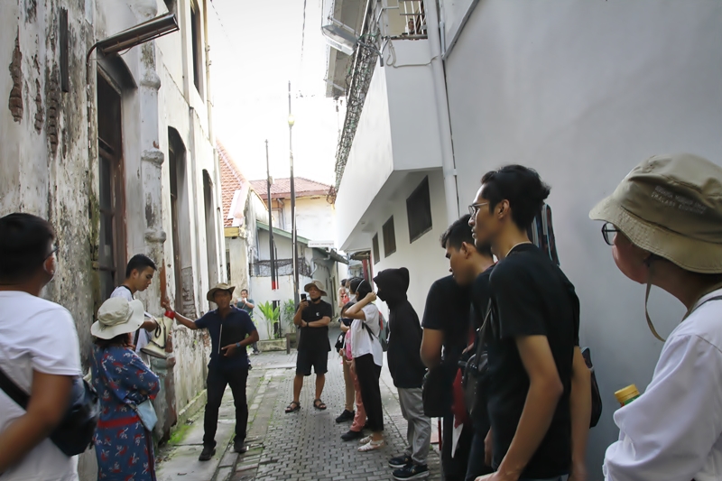 Surabaya Walking Tour Gandeng Mata Hati, Komunitas Tunanetra, Exploring Regentstraat Soerabaia