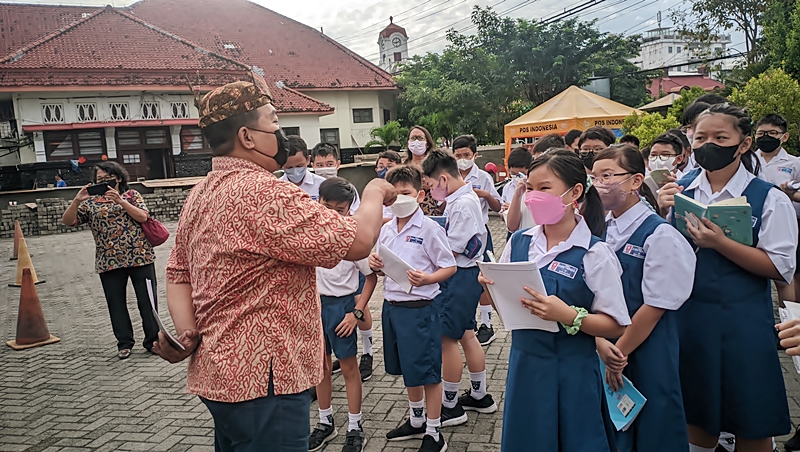 “Kenali Kotamu, Cintai Negerimu!”
Roode Brug Sorabaia Pandu Siswa SDK Santa Theresia 2 Surabaya Sinau Sejarah
