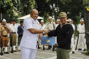 Kepala Dinas Sejarah (Kadisjaral) TNI AL Serahkan Sertifikat Keikutsertaan Roode Brug Soerabaia pada Puncak Peringatan Hari Armada RI 2024