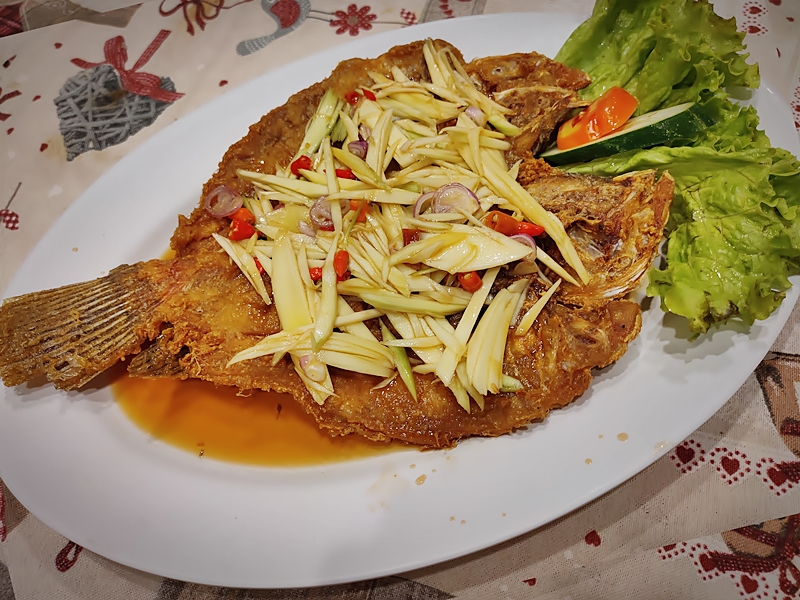 SURABAYA - Hari-Hari Restaurant Soerabaia (@hariharirestaurant), resto legendaris yang terletak di Jalan Musi No. 47, Surabaya, menjadi pilihan banyak keluarga sejak dulu. Meski dikenal sebagai tempat favorit bagi generasi âwong jadoelâ, Hari-Hari Restaurant pun tetap eksis di kalangan generasi muda lantaran atmosfernya yang hangat dan menunya yang menggugah selera. Richard Masdjedi, owner Hari-Hari Restaurant Soerabaia, mengatakan bahwa operasional resto ini sudah 20 tahun lebih, tepatnya sejak tahun 2004. Lantaran kawasan di sini dulu adalah pemukiman Indo-Belanda, juga Arab dan Tionghoa, dan sedikit pribumi, maka konsep resto ini bernuansa âJadoelâ atau Jaman Doeloe. Makanya, penataan ruang dan properti yang kami tampilkan adalah barang-barang yang tergolong barang âlawasâ. Sebagian banyak tamu-tamu adalah para wisatawan asing, terutama dari Negeri Belanda, mereka ingin memorabilia dan merasakan kembali dengan menu-menu daily food, seperti: Nasi Goreng, Mie Goreng, Asem-Asem Iga, Sup Buntut, Sayur Asem, dan lain-lain. Di samping tamu-tamu lokal, baik dari kalangan tua, maupun kalangan muda, lanjut Richard Masdjedi. âAlmarhumah Tante Lien, penyanyi lagu "Geef Mij Maar Nasi Goreng" yang terkenal. Ia adalah Wieteke van Dort, seorang wanita Belanda kelahiran Surabaya yang menciptakan lagu tersebut sebagai ungkapan kerinduannya pada makanan Indonesia, khususnya nasi goreng, setelah ia dan keluarganya pindah ke Belanda. Dulu, setiap kali ke Surabaya selalu singgah di resto ini,â pungkas Ketua RW (Rukun Warga) di kompleks tempat tinggalnya. Menu andalan seperti Gurami Saus Mangga, Empal Gentong khas Cirebon, serta beragam pilihan sup dan sayur seperti: Asem-Asem Iga, Sup Buntut, Sayur Asem, hingga Ca Taoge Ikan Asin, dan Gado-Gado, serta berbagai varian menu ayam, membuat resto ini cocok untuk berbagai acara, mulai dari makan bersama keluarga tercinta, kerabat, sahabat dekat, hingga gathering bersama kolega. Bagi kamu penggemar penyetan, Hari-Hari Restaurant pun menyajikan pilihan menu yang tak kalah menggoda lidah kamu, menu seperti: Ayam Penyet, Empal Penyet, Iga Bakar Penyet, hingga Udang Spesial Hari-Hari dan berbagai variannya yang siap menggoyang lidah kamu. Di samping menu-menu andalan lain yang tak disebutkan satu per satu di sini. Tak perlu khawatir, semua menu HALAL. Maya, salah satu undangan dari IGTKI, mengatakan bahwa semua menu yang disajikan benar-benar istimewa, seperti: gurami saus mangga, asem-asem iga, asem-asem bandeng, ayam rica-rica, ikan bawal, mie goreng puyuh, tahu meletet, bandeng Bangil goreng, bebikailan, bendoyo (krai rebus), udang Bangil goreng, dan lobster. âSayang dua menu terakhir, udang Bangil goreng, dan lobster yang aduhai menggoda lidah itu, aku gak berani ikut menyantap, gak mau aku âbidurenâ. Lantaran alergi,â pungkasnya. Secara kebetulan, alisson.id juga turut menghadiri undangan momen istimewa, yakni perayaan ulang tahun âEngkongâ Hartono Widjaja, yang owner Hari-Hari Restaurant Soerabaia, Richard Masdjedi, melayani dengan turun langsung di dapur untuk meracik sambal petis dan sambal tomat, serta meracik bumbu lobster, dan turut langsung mengawasi setiap menu yang akan disajikan. Dengan tempat yang luas dengan pajangan properti barang-barang lawas, nyaman, dan pelayanan yang ramah, Hari-Hari Restaurant menjadi tempat ideal untuk berbagi momen spesial, seperti ulang tahun, meeting, gathering, dan lain-lain. Resto yang lokasinya tak sulit dicari dan atau dijangkau ini buka setiap hari, mulai pukul 11.00 hingga 20.00 WIB. Kamu bisa reservasi melalui nomor kontak: WA 0817 0403 333. (Ali Muchson) Biarkan Foto Bicara Hari-Hari Restaurant Soerabaia: Gurami Saus Mangga Bikin Nendang Lidah Banget!