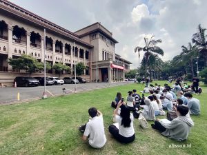 Menapak Jejak Arsitektur Kuno di Kota Lama Surabaya: Saat Mahasiswa Dua Negara Belajar dari Dinding yang Bercerita