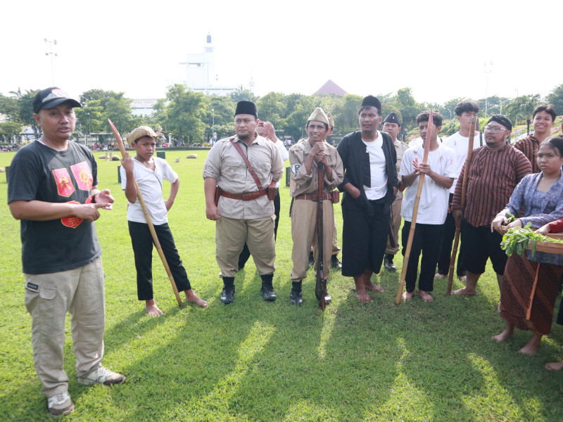 Roode Brug Soerabaia dalam Teatrikal, “Bu Dar Mortir: Sendok, dan Sutil Jadi Simbol Perlawanan.”