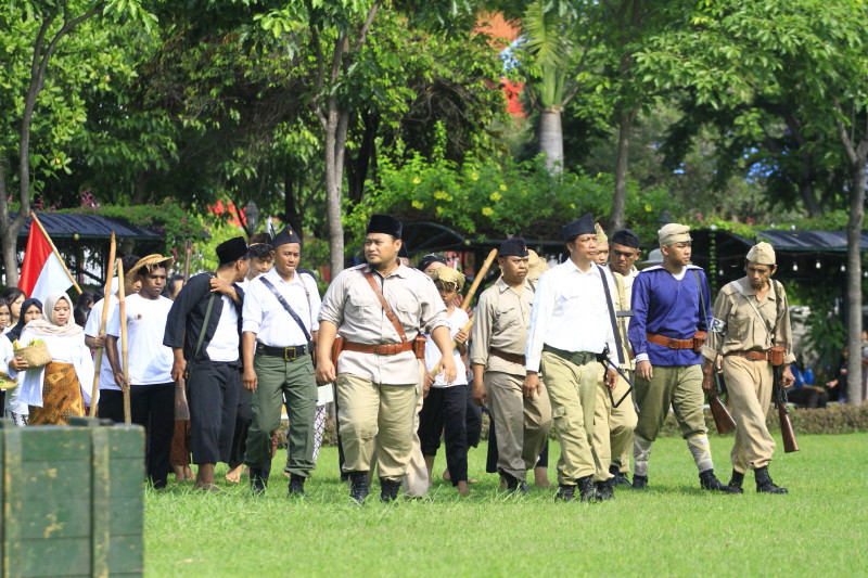 Roode Brug Soerabaia dalam Teatrikal, “Bu Dar Mortir: Sendok, dan Sutil Jadi Simbol Perlawanan.”