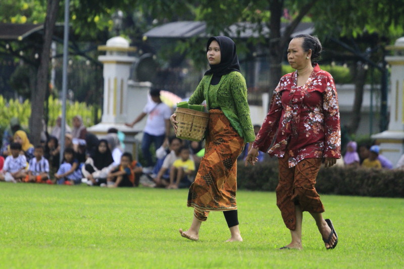 Roode Brug Soerabaia dalam Teatrikal, “Bu Dar Mortir: Sendok, dan Sutil Jadi Simbol Perlawanan.”