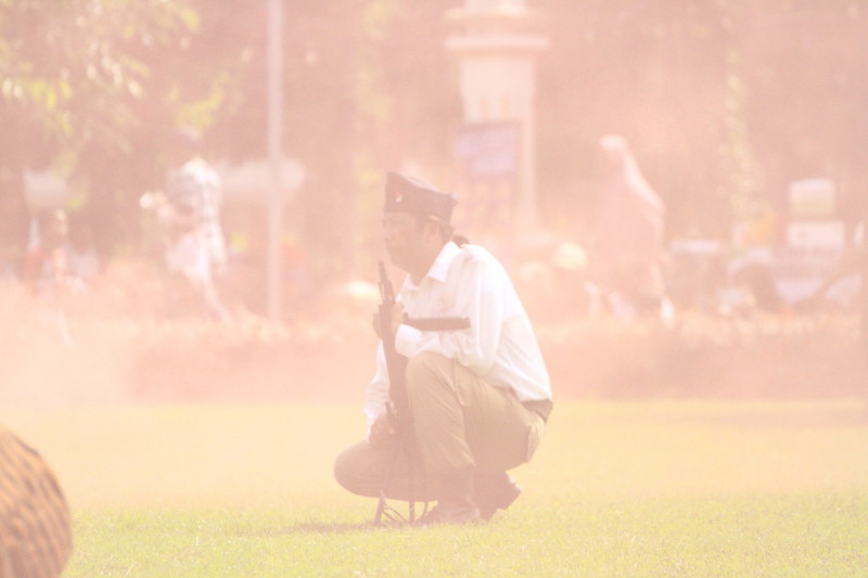 Roode Brug Soerabaia dalam Teatrikal, “Bu Dar Mortir: Sendok, dan Sutil Jadi Simbol Perlawanan.”
