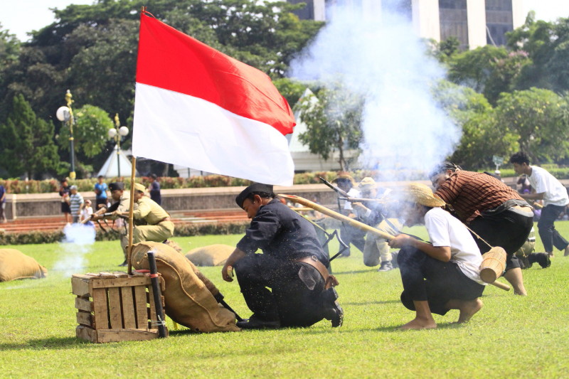 Roode Brug Soerabaia dalam Teatrikal, “Bu Dar Mortir: Sendok, dan Sutil Jadi Simbol Perlawanan.”
