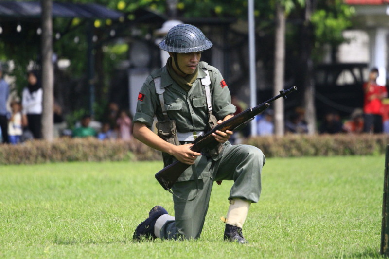 Roode Brug Soerabaia dalam Teatrikal, “Bu Dar Mortir: Sendok, dan Sutil Jadi Simbol Perlawanan.”
