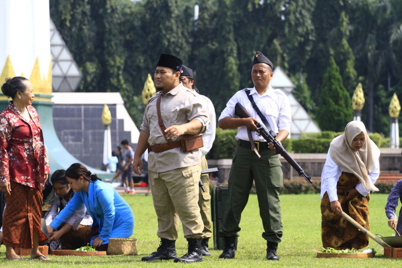 Roode Brug Soerabaia dalam Teatrikal, “Bu Dar Mortir: Sendok, dan Sutil Jadi Simbol Perlawanan.”