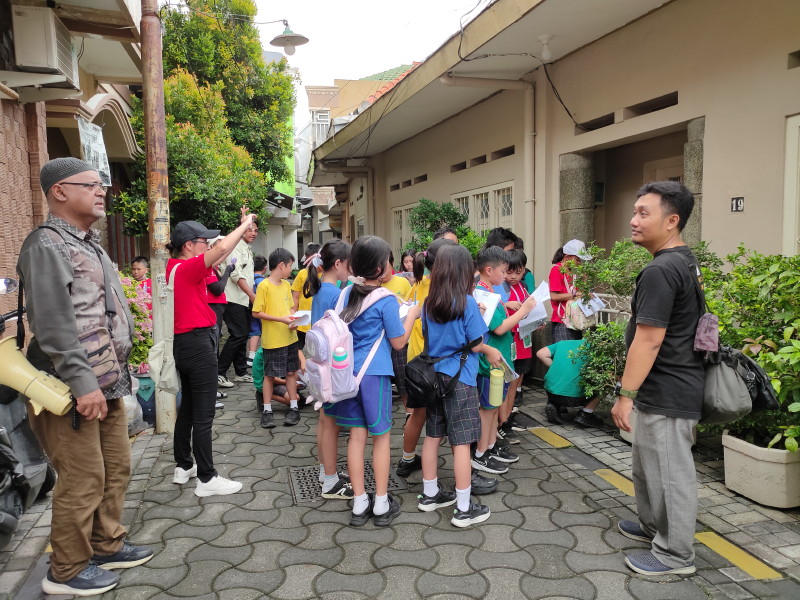 Roode Brug Soerabaia Dampingi Siswa SD Ciputra Jelajah Kota Lama Sejarah dan Kawasan Ampel