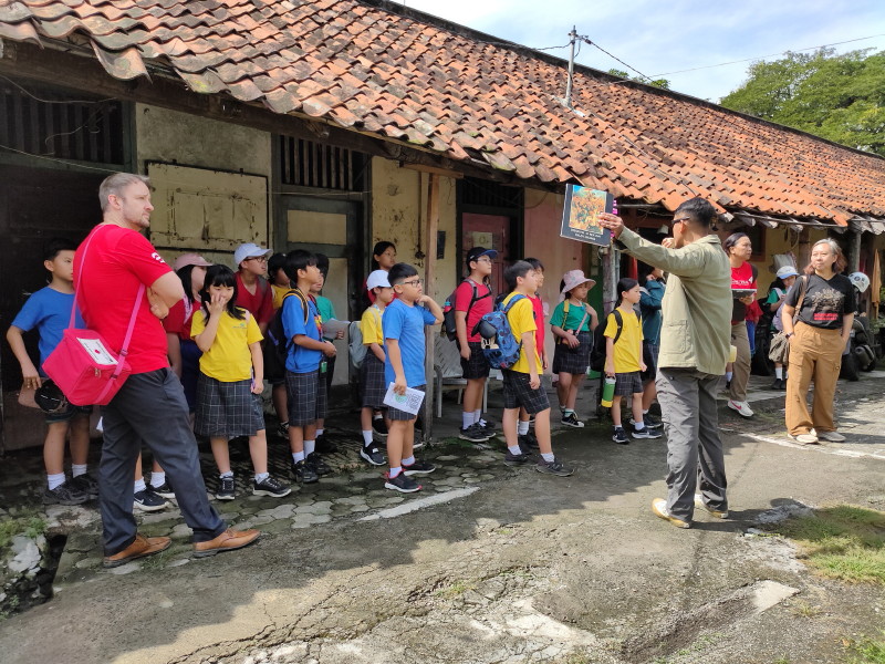 Roode Brug Soerabaia Dampingi Siswa SD Ciputra Jelajah Kota Lama Sejarah dan Kawasan Ampel