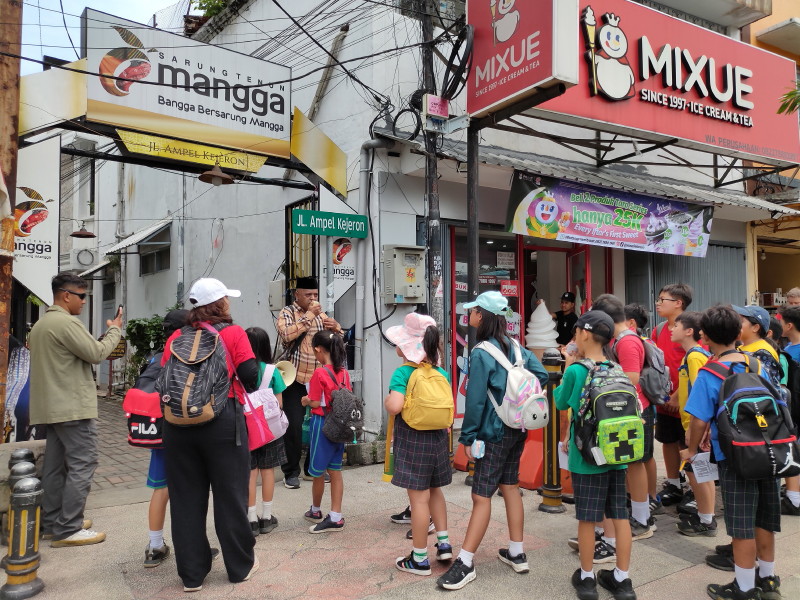 Roode Brug Soerabaia Dampingi Siswa SD Ciputra Jelajah Kota Lama Sejarah dan Kawasan Ampel