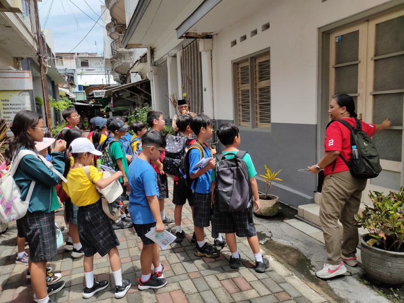 Roode Brug Soerabaia Dampingi Siswa SD Ciputra Jelajah Kota Lama Sejarah dan Kawasan Ampel