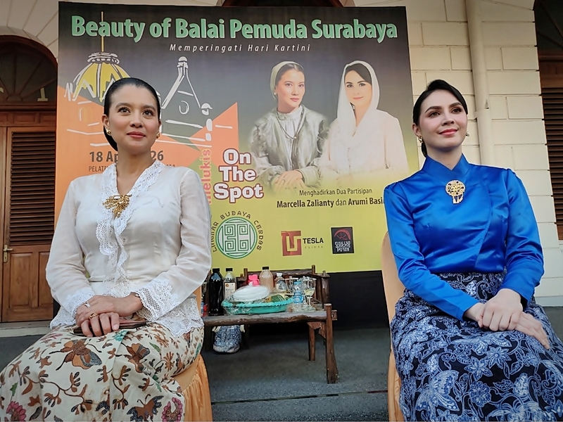 Marcella Zalianty dan Arumi Bachsin: Dua Wajah, Ratusan tafsir yang Hidupkan Kanvas di Balai Pemuda Surabaya