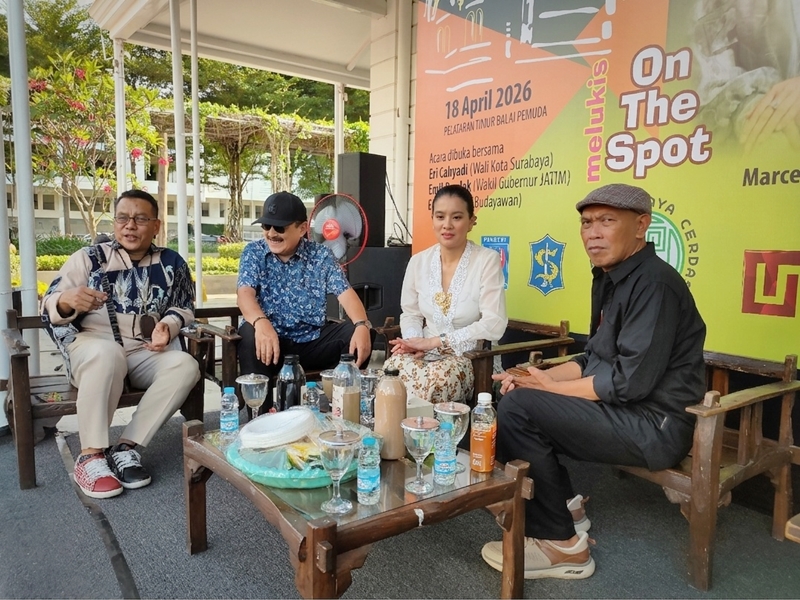 Marcella Zalianty dan Arumi Bachsin: Dua Wajah, Ratusan tafsir yang Hidupkan Kanvas di Balai Pemuda Surabaya