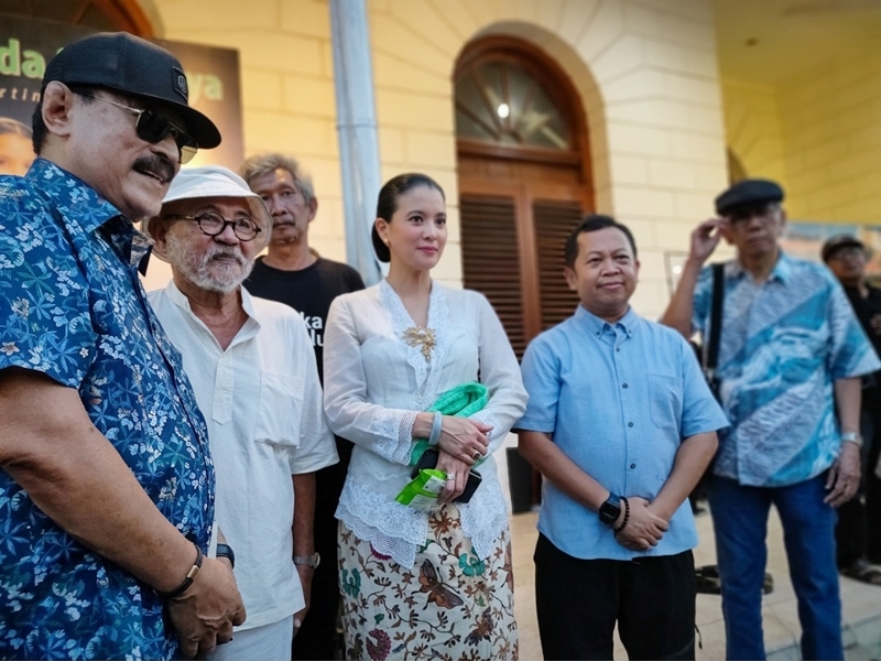 Marcella Zalianty dan Arumi Bachsin: Dua Wajah, Ratusan tafsir yang Hidupkan Kanvas di Balai Pemuda Surabaya