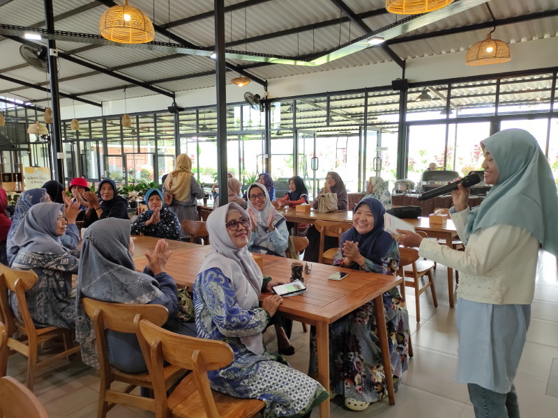 Memorabilia Temu Kangen: Kawan Seperjuangan sebagai Penjaga Kewarasan