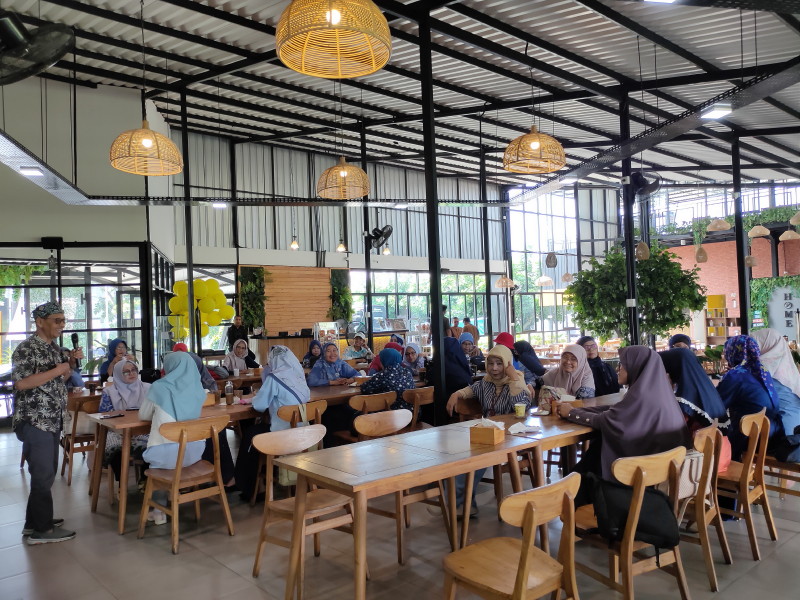 Memorabilia Temu Kangen: Kawan Seperjuangan sebagai Penjaga Kewarasan