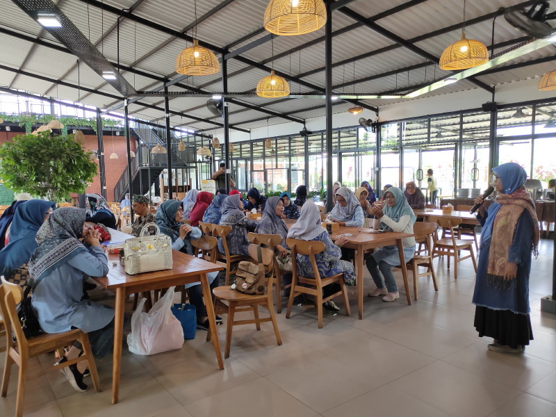 Memorabilia Temu Kangen: Kawan Seperjuangan sebagai Penjaga Kewarasan