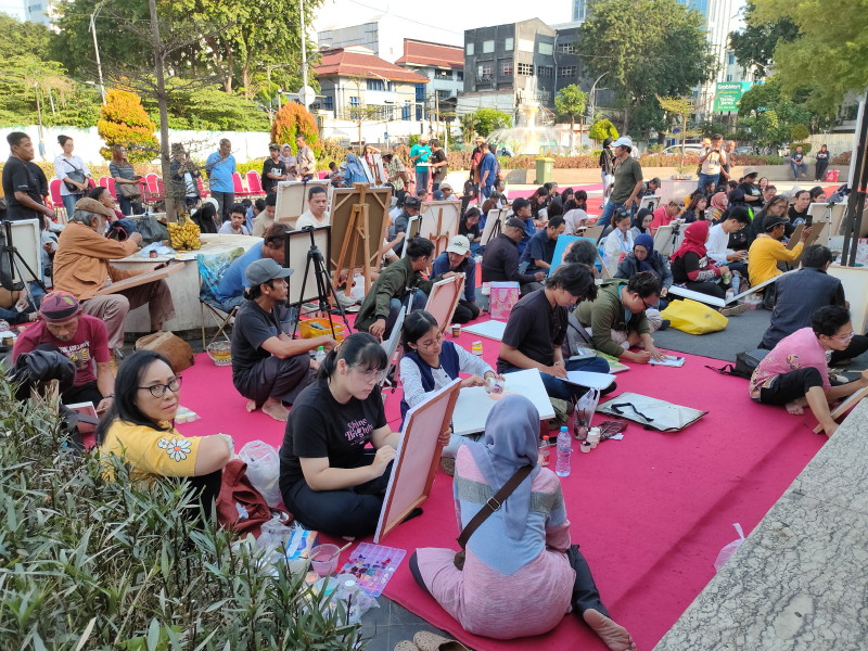 Marcella Zalianty dan Arumi Bachsin: Dua Wajah, Ratusan tafsir yang Hidupkan Kanvas di Balai Pemuda Surabaya