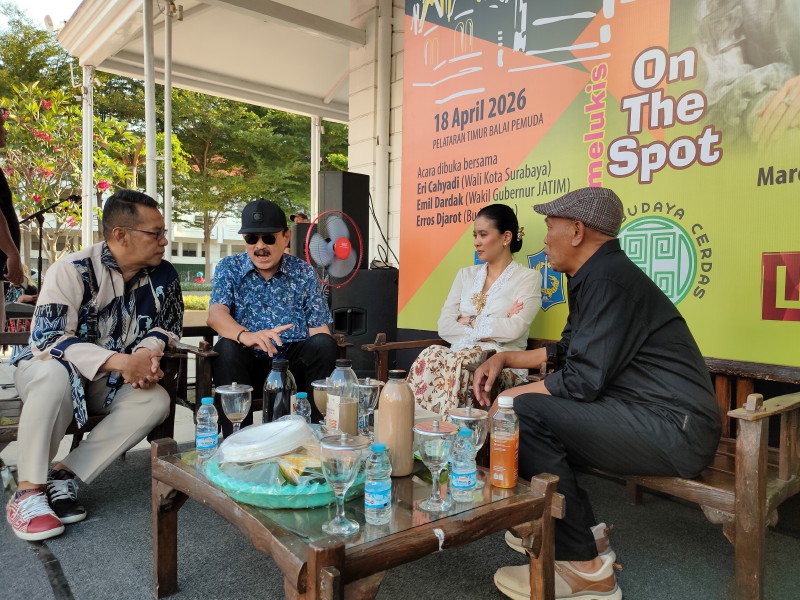 Marcella Zalianty dan Arumi Bachsin: Dua Wajah, Ratusan tafsir yang Hidupkan Kanvas di Balai Pemuda Surabaya