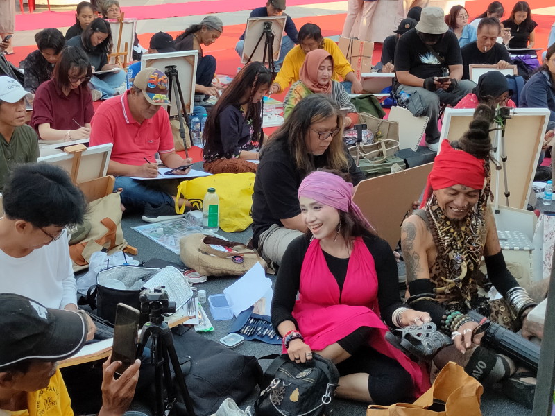 Marcella Zalianty dan Arumi Bachsin: Dua Wajah, Ratusan tafsir yang Hidupkan Kanvas di Balai Pemuda Surabaya