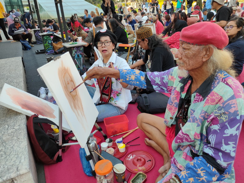 Marcella Zalianty dan Arumi Bachsin: Dua Wajah, Ratusan tafsir yang Hidupkan Kanvas di Balai Pemuda Surabaya