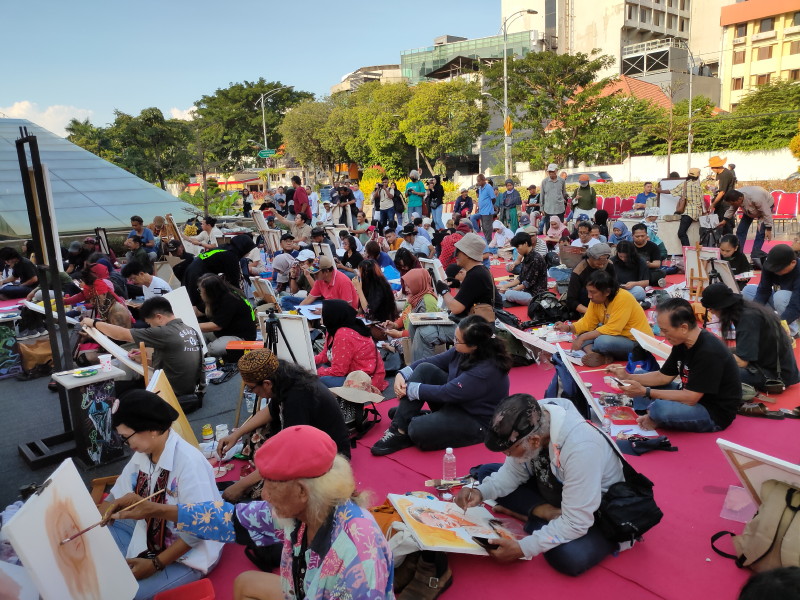 Marcella Zalianty dan Arumi Bachsin: Dua Wajah, Ratusan tafsir yang Hidupkan Kanvas di Balai Pemuda Surabaya