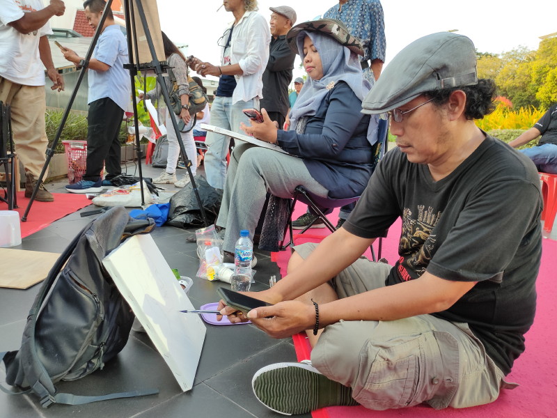 Marcella Zalianty dan Arumi Bachsin: Dua Wajah, Ratusan tafsir yang Hidupkan Kanvas di Balai Pemuda Surabaya