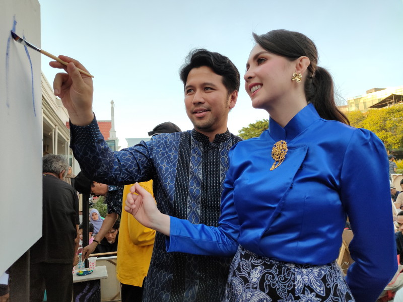 Marcella Zalianty dan Arumi Bachsin: Dua Wajah, Ratusan tafsir yang Hidupkan Kanvas di Balai Pemuda Surabaya