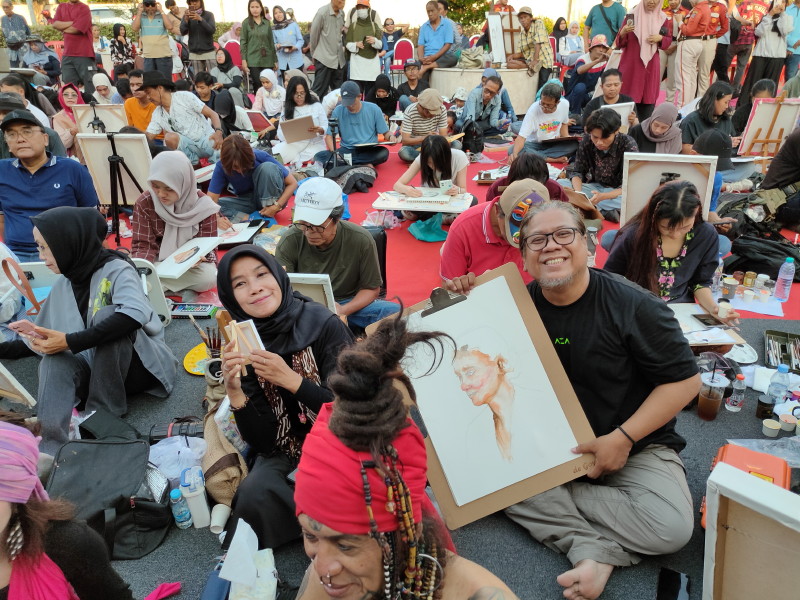 Marcella Zalianty dan Arumi Bachsin: Dua Wajah, Ratusan tafsir yang Hidupkan Kanvas di Balai Pemuda Surabaya