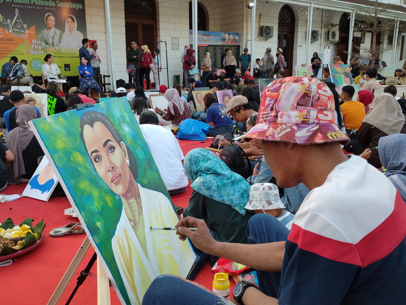 Marcella Zalianty dan Arumi Bachsin: Dua Wajah, Ratusan tafsir yang Hidupkan Kanvas di Balai Pemuda Surabaya