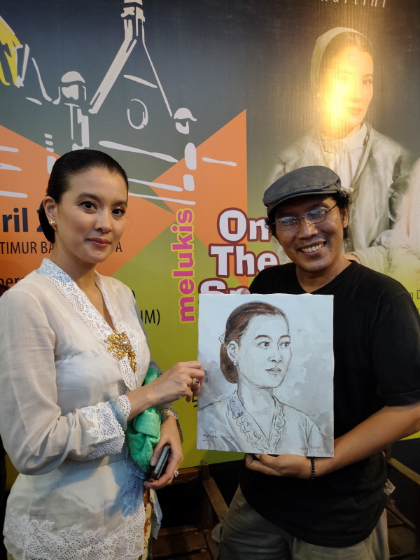 Marcella Zalianty dan Arumi Bachsin: Dua Wajah, Ratusan tafsir yang Hidupkan Kanvas di Balai Pemuda Surabaya