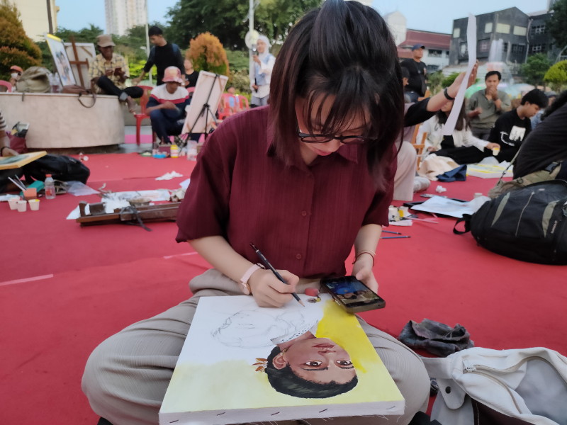 Marcella Zalianty dan Arumi Bachsin: Dua Wajah, Ratusan tafsir yang Hidupkan Kanvas di Balai Pemuda Surabaya