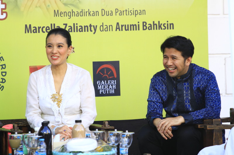 Marcella Zalianty dan Arumi Bachsin: Dua Wajah, Ratusan tafsir yang Hidupkan Kanvas di Balai Pemuda Surabaya