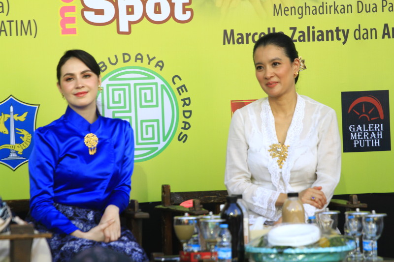 Marcella Zalianty dan Arumi Bachsin: Dua Wajah, Ratusan tafsir yang Hidupkan Kanvas di Balai Pemuda Surabaya