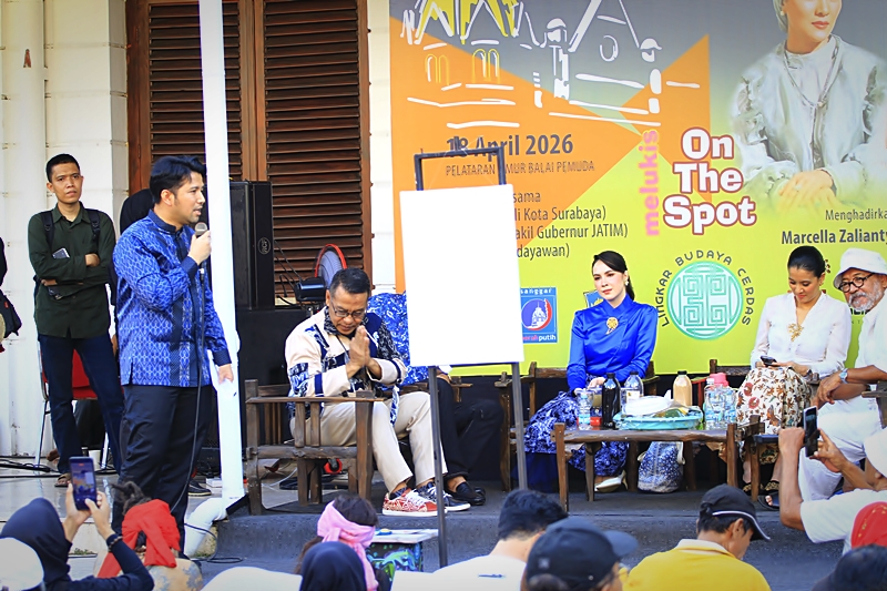 Marcella Zalianty dan Arumi Bachsin: Dua Wajah, Ratusan tafsir yang Hidupkan Kanvas di Balai Pemuda Surabaya