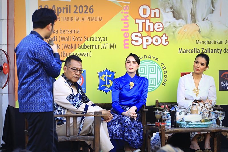 Marcella Zalianty dan Arumi Bachsin: Dua Wajah, Ratusan tafsir yang Hidupkan Kanvas di Balai Pemuda Surabaya