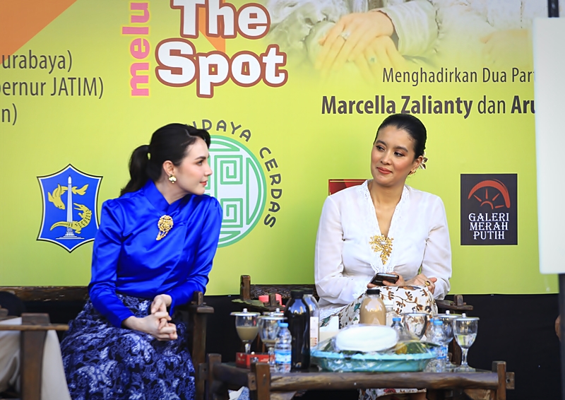 Marcella Zalianty dan Arumi Bachsin: Dua Wajah, Ratusan tafsir yang Hidupkan Kanvas di Balai Pemuda Surabaya