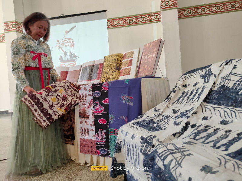 Roode Brug Soerabaia Diskusikan “Arsip Visual Kolonial: Membaca Sejarah Perang lewat Motif Batik”